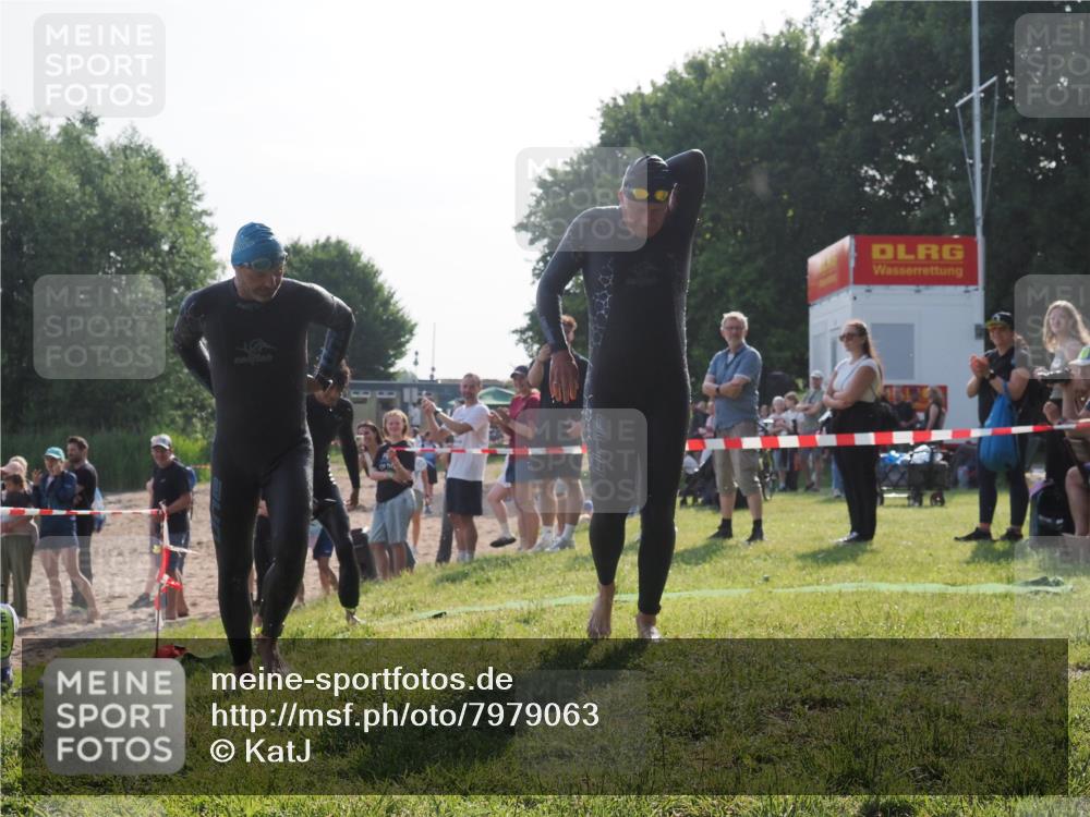 15.06.2025 - 27. Vierlanden-Triathlon KatJ http://msf.ph/oto/7979063 15.06.2025 08:42:17 Schwimmen 71, 121, 128, 135, 191 meine-sportfotos.de