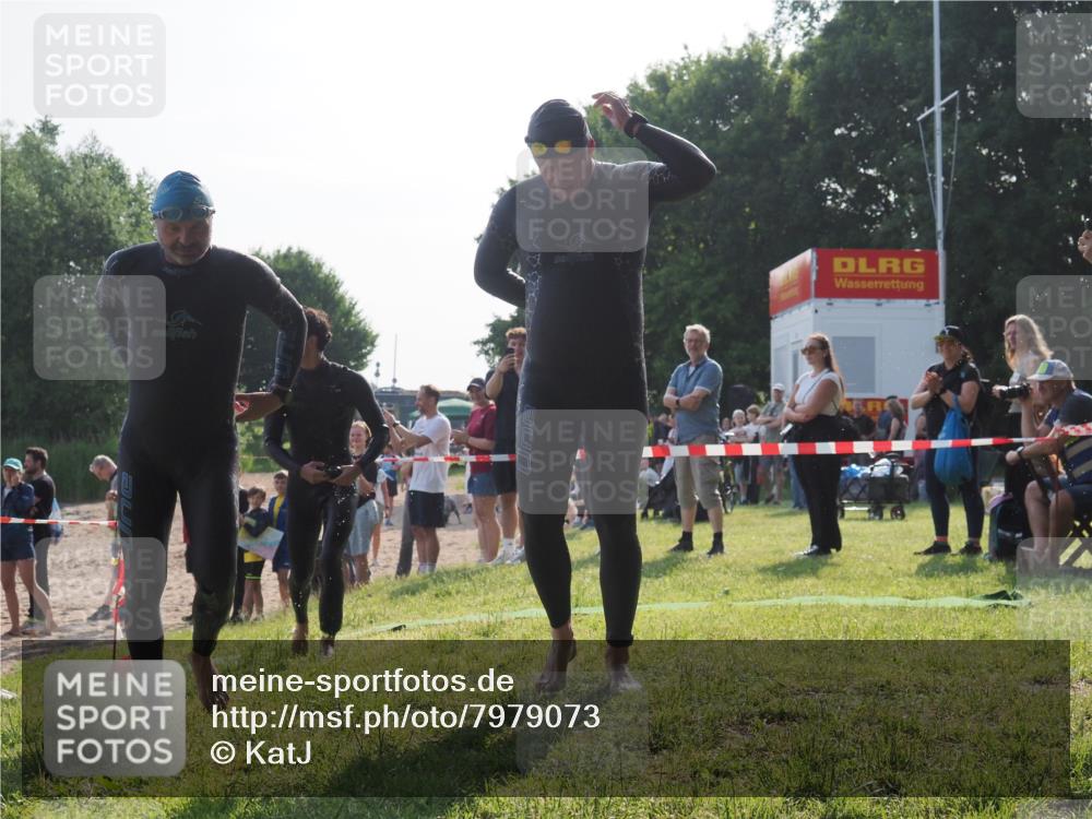 15.06.2025 - 27. Vierlanden-Triathlon KatJ http://msf.ph/oto/7979073 15.06.2025 08:42:18 Schwimmen 71, 121, 128, 135, 191 meine-sportfotos.de