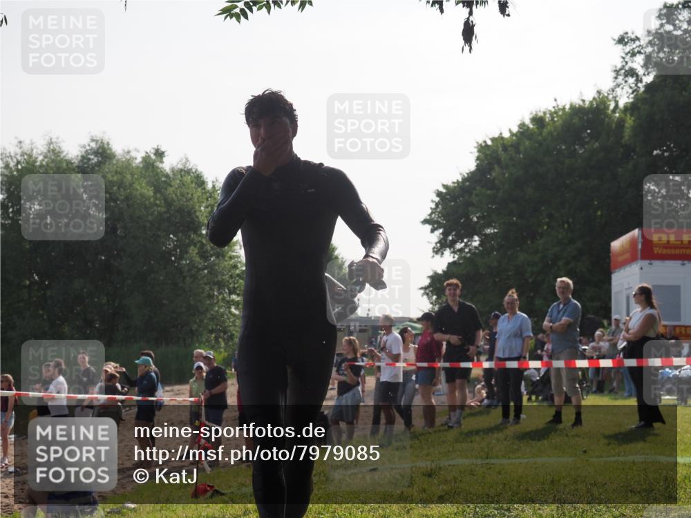 15.06.2025 - 27. Vierlanden-Triathlon KatJ http://msf.ph/oto/7979085 15.06.2025 08:42:21 Schwimmen 71, 121, 135, 191 meine-sportfotos.de