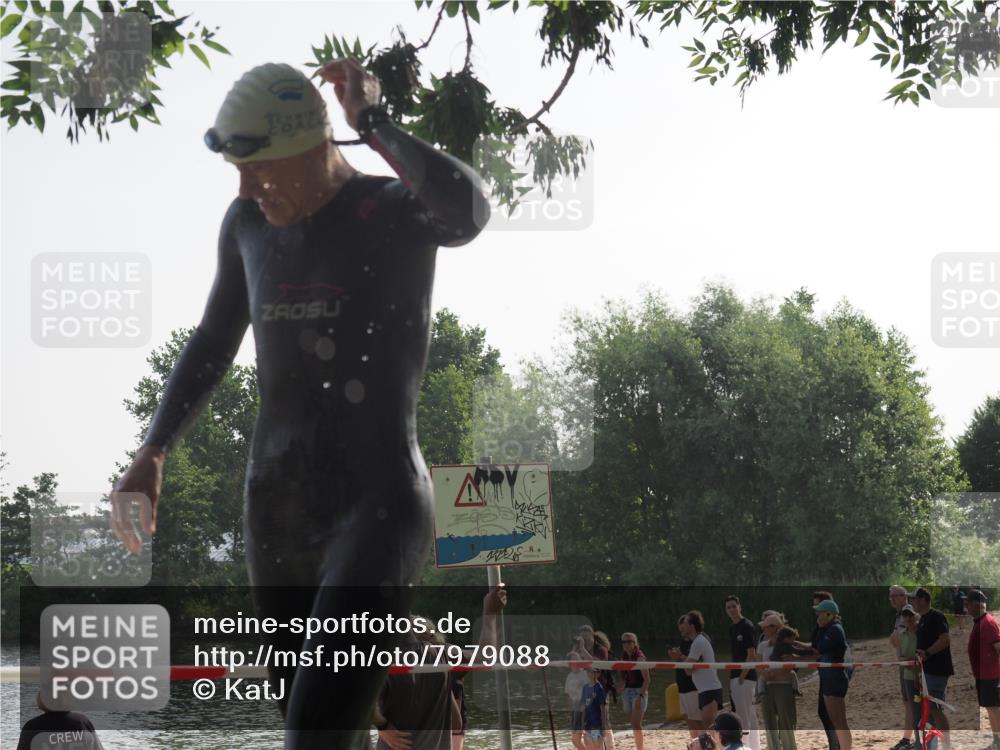 15.06.2025 - 27. Vierlanden-Triathlon KatJ http://msf.ph/oto/7979088 15.06.2025 08:42:23 Schwimmen 71, 121, 135, 191 meine-sportfotos.de