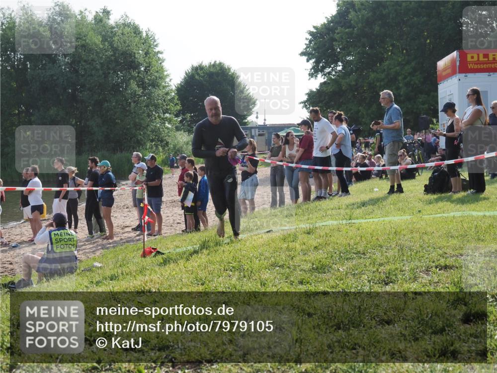 15.06.2025 - 27. Vierlanden-Triathlon KatJ http://msf.ph/oto/7979105 15.06.2025 08:42:53 Schwimmen 137, 154 meine-sportfotos.de