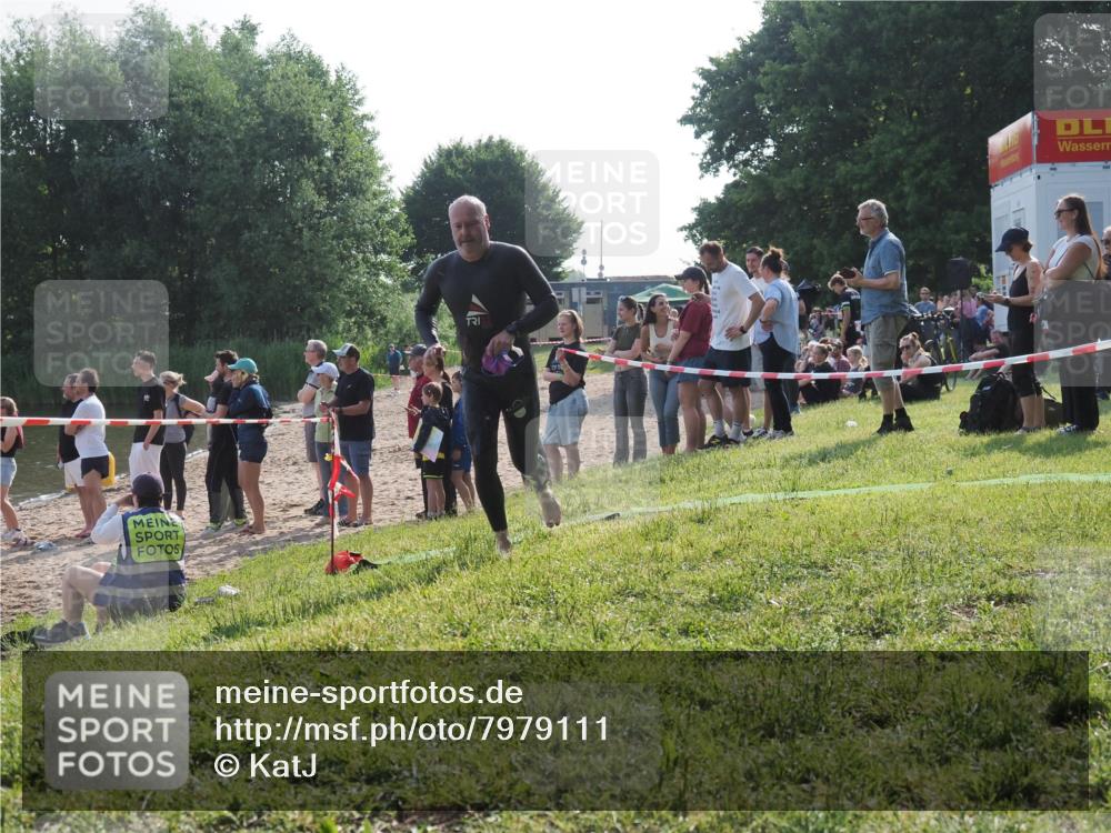 15.06.2025 - 27. Vierlanden-Triathlon KatJ http://msf.ph/oto/7979111 15.06.2025 08:42:53 Schwimmen 137, 154 meine-sportfotos.de