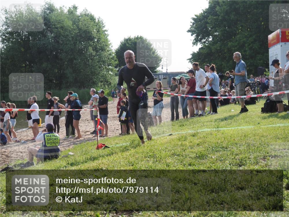 15.06.2025 - 27. Vierlanden-Triathlon KatJ http://msf.ph/oto/7979114 15.06.2025 08:42:53 Schwimmen 137, 154 meine-sportfotos.de