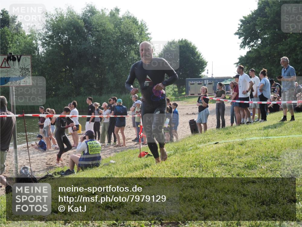 15.06.2025 - 27. Vierlanden-Triathlon KatJ http://msf.ph/oto/7979129 15.06.2025 08:42:54 Schwimmen 137, 154 meine-sportfotos.de