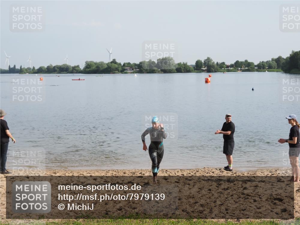 21.06.2025 - 27. Vierlanden-Triathlon MichiJ http://msf.ph/oto/7979139 15.06.2026 08:53:45 Schwimmen 202 meine-sportfotos.de
