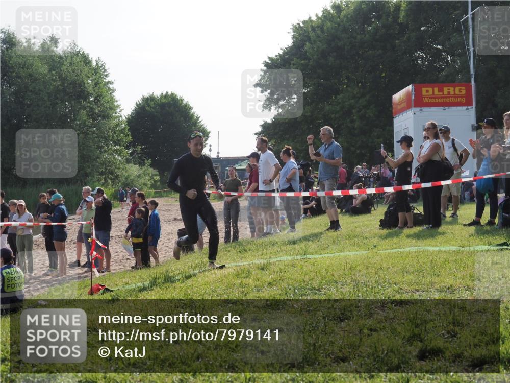 15.06.2025 - 27. Vierlanden-Triathlon KatJ http://msf.ph/oto/7979141 15.06.2025 08:43:02 Schwimmen 18, 72, 137, 154 meine-sportfotos.de