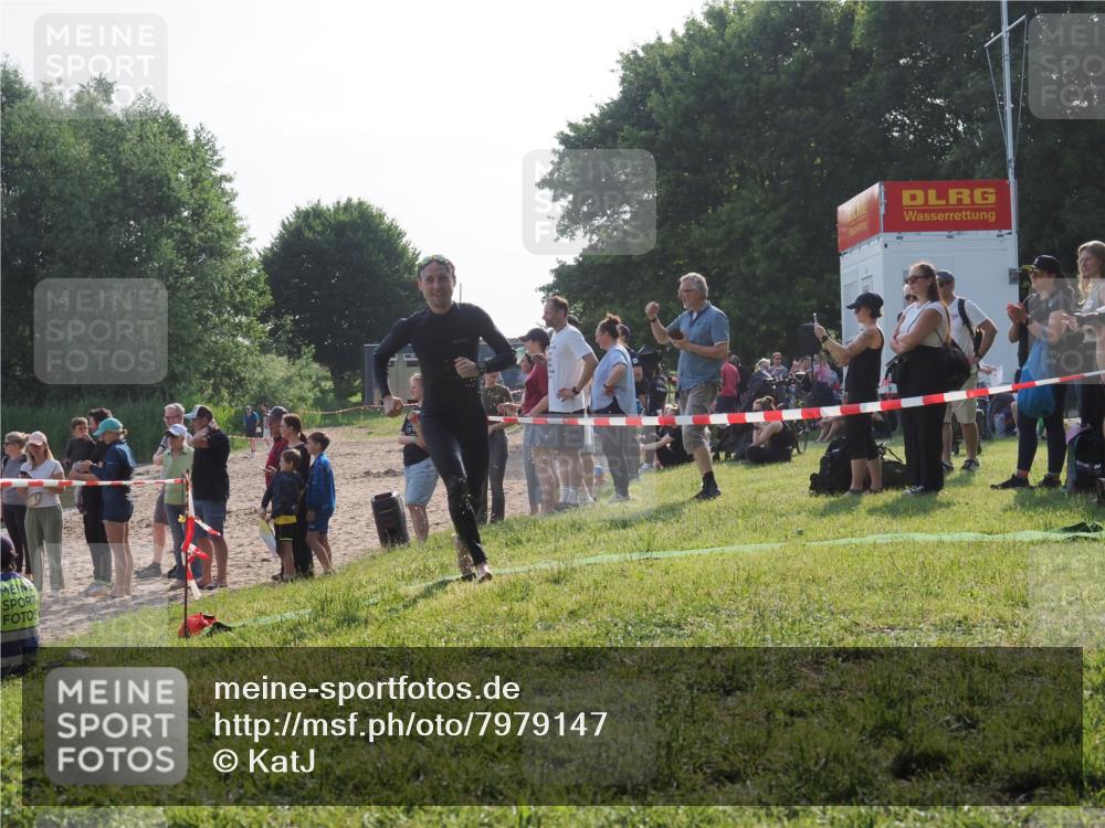 15.06.2025 - 27. Vierlanden-Triathlon KatJ http://msf.ph/oto/7979147 15.06.2025 08:43:02 Schwimmen 18, 72, 137, 154 meine-sportfotos.de