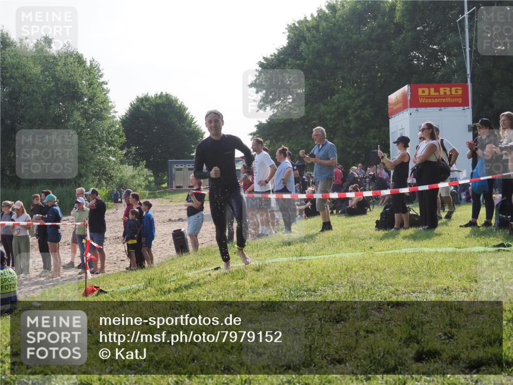 15.06.2025 - 27. Vierlanden-Triathlon KatJ http://msf.ph/oto/7979152 15.06.2025 08:43:02 Schwimmen 18, 72, 137, 154 meine-sportfotos.de