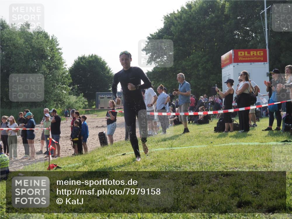 15.06.2025 - 27. Vierlanden-Triathlon KatJ http://msf.ph/oto/7979158 15.06.2025 08:43:02 Schwimmen 18, 72, 137, 154 meine-sportfotos.de