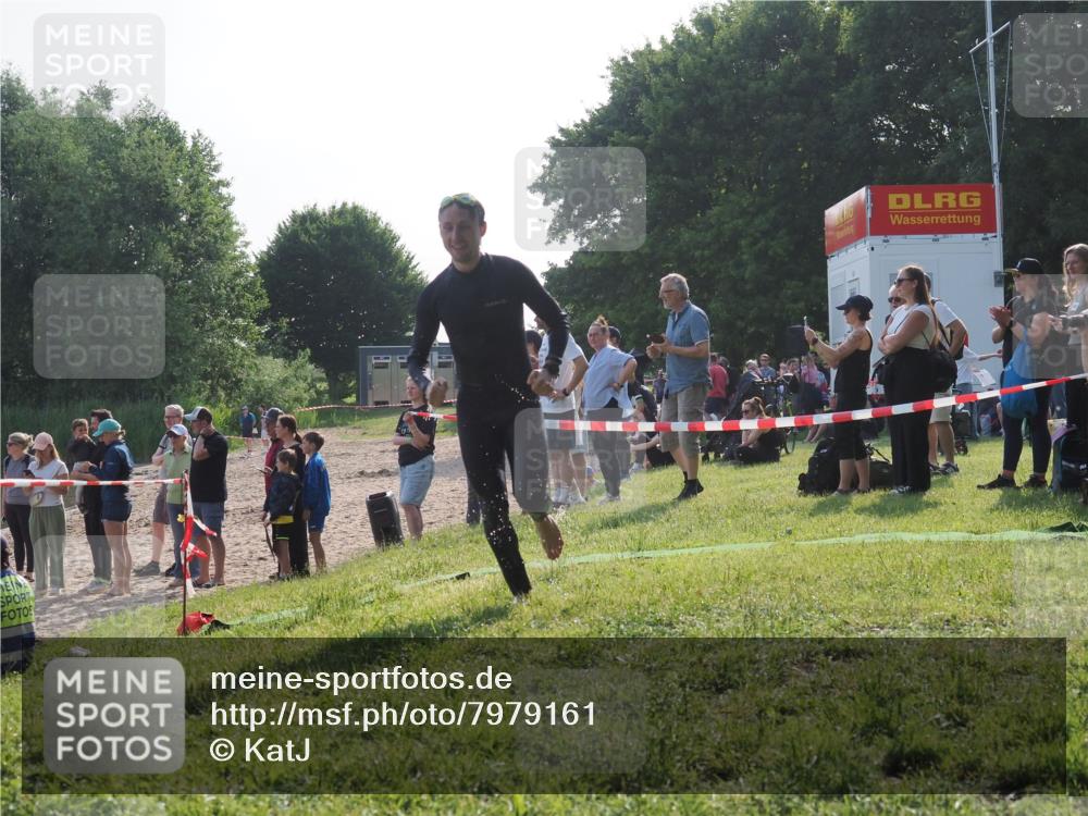 15.06.2025 - 27. Vierlanden-Triathlon KatJ http://msf.ph/oto/7979161 15.06.2025 08:43:03 Schwimmen 18, 72, 137 meine-sportfotos.de