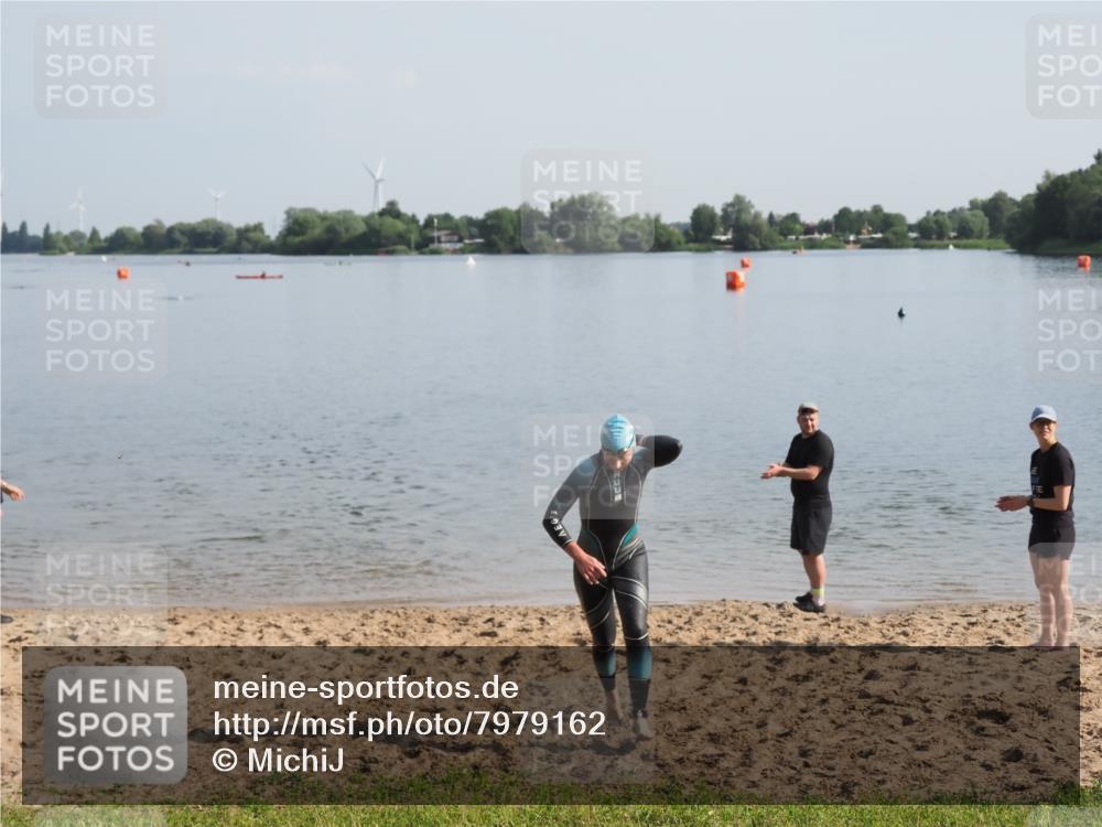 21.06.2025 - 27. Vierlanden-Triathlon MichiJ http://msf.ph/oto/7979162 15.06.2026 08:53:46 Schwimmen 202 meine-sportfotos.de