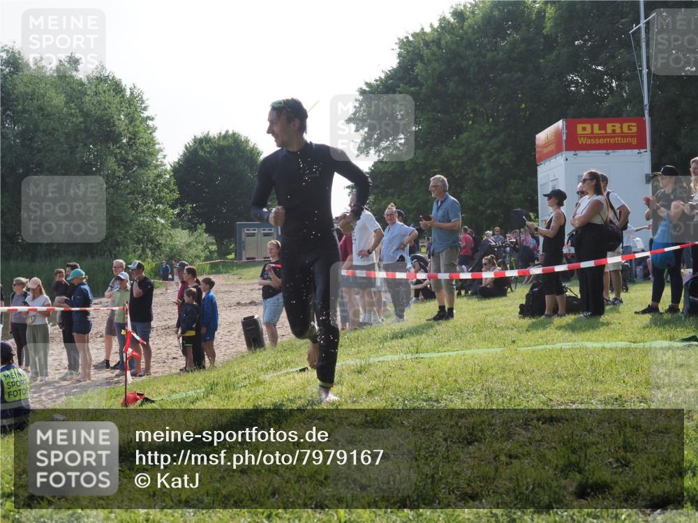 15.06.2025 - 27. Vierlanden-Triathlon KatJ http://msf.ph/oto/7979167 15.06.2025 08:43:03 Schwimmen 18, 72, 137 meine-sportfotos.de