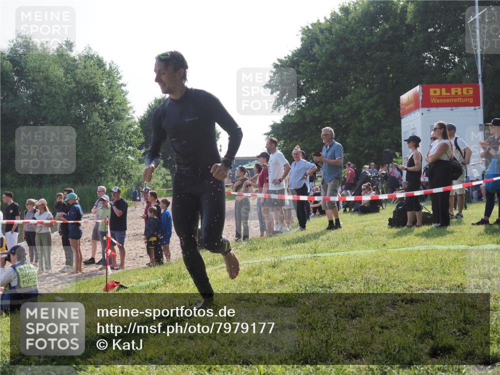 15.06.2025 - 27. Vierlanden-Triathlon KatJ http://msf.ph/oto/7979177 15.06.2025 08:43:03 Schwimmen 18, 72, 137 meine-sportfotos.de