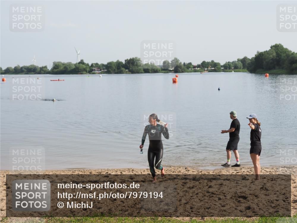 21.06.2025 - 27. Vierlanden-Triathlon MichiJ http://msf.ph/oto/7979194 15.06.2026 08:55:36 Schwimmen 225 meine-sportfotos.de