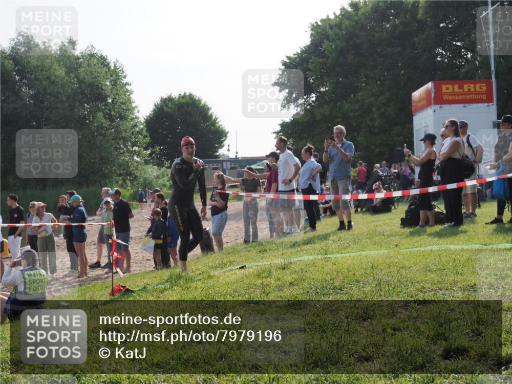 15.06.2025 - 27. Vierlanden-Triathlon KatJ http://msf.ph/oto/7979196 15.06.2025 08:43:07 Schwimmen 18, 72, 100 meine-sportfotos.de