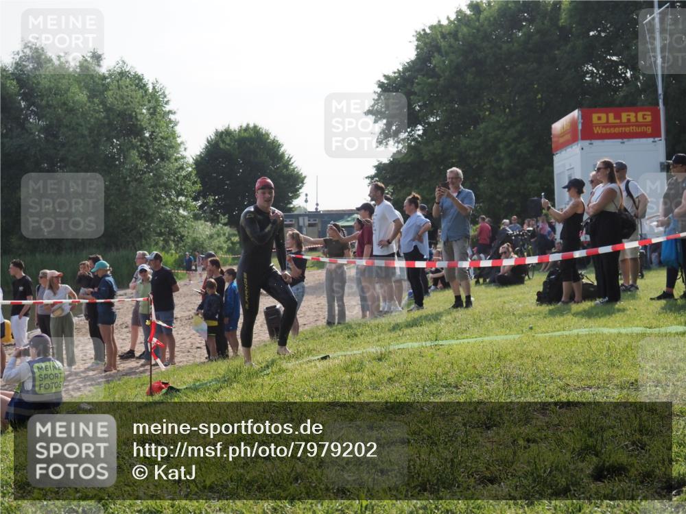 15.06.2025 - 27. Vierlanden-Triathlon KatJ http://msf.ph/oto/7979202 15.06.2025 08:43:07 Schwimmen 18, 72, 100 meine-sportfotos.de