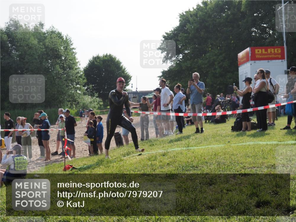 15.06.2025 - 27. Vierlanden-Triathlon KatJ http://msf.ph/oto/7979207 15.06.2025 08:43:07 Schwimmen 18, 72, 100 meine-sportfotos.de
