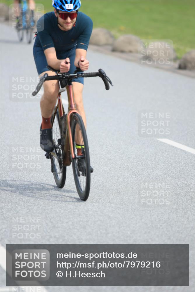 15.06.2025 - 27. Vierlanden-Triathlon H.Heesch http://msf.ph/oto/7979216 15.06.2025 10:29:43 Radfahren 21, 61, 495, 558 meine-sportfotos.de