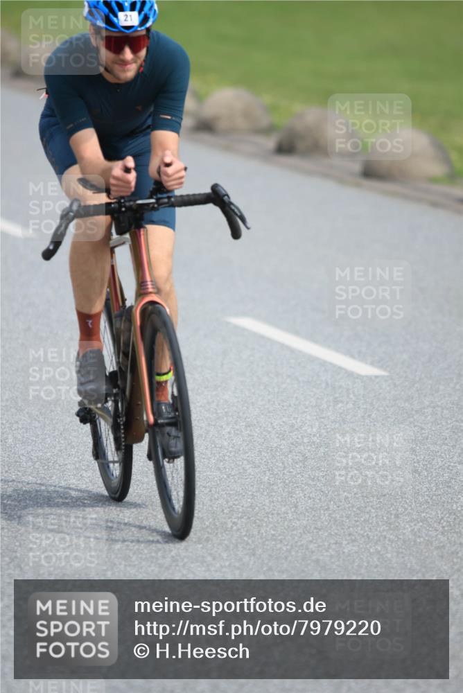 15.06.2025 - 27. Vierlanden-Triathlon H.Heesch http://msf.ph/oto/7979220 15.06.2025 10:29:44 Radfahren 21, 61, 226, 495, 558 meine-sportfotos.de