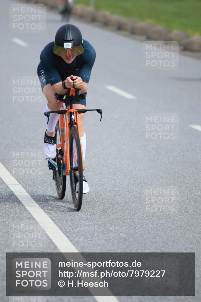 15.06.2025 - 27. Vierlanden-Triathlon H.Heesch http://msf.ph/oto/7979227 15.06.2025 10:30:18 Radfahren 38, 185, 239, 248, 515, 602 meine-sportfotos.de