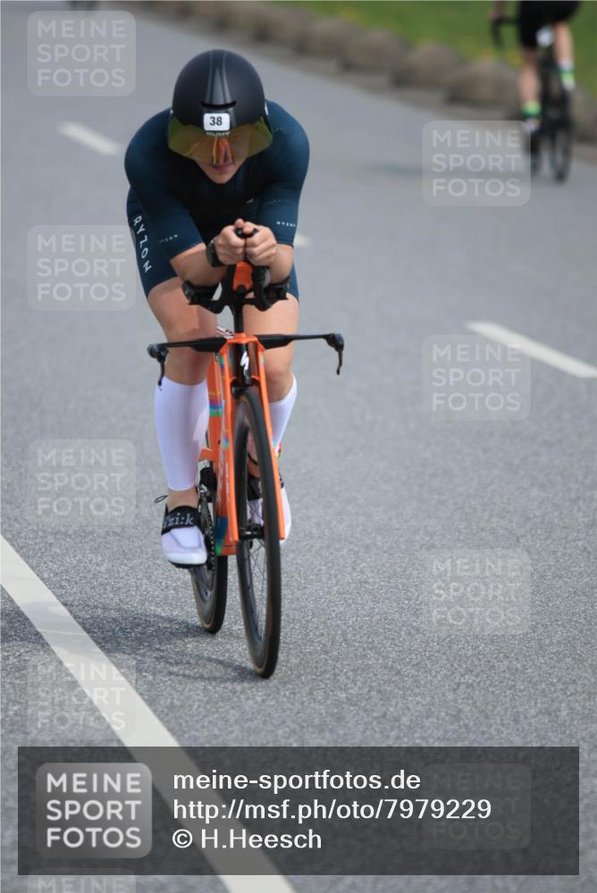 15.06.2025 - 27. Vierlanden-Triathlon H.Heesch http://msf.ph/oto/7979229 15.06.2025 10:30:18 Radfahren 38, 185, 239, 248, 515, 602 meine-sportfotos.de