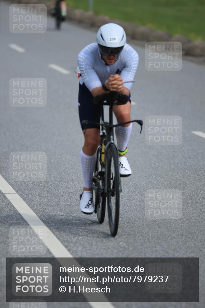 15.06.2025 - 27. Vierlanden-Triathlon H.Heesch http://msf.ph/oto/7979237 15.06.2025 10:30:21 Radfahren 38, 185, 239, 248, 515, 563, 602 meine-sportfotos.de