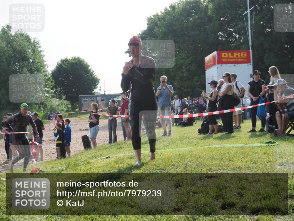15.06.2025 - 27. Vierlanden-Triathlon KatJ http://msf.ph/oto/7979239 15.06.2025 08:43:10 Schwimmen 18, 72, 100, 139 meine-sportfotos.de