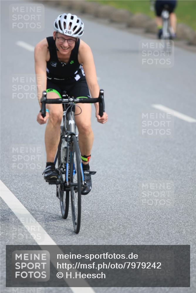 15.06.2025 - 27. Vierlanden-Triathlon H.Heesch http://msf.ph/oto/7979242 15.06.2025 10:30:25 Radfahren 239, 248, 515, 563 meine-sportfotos.de