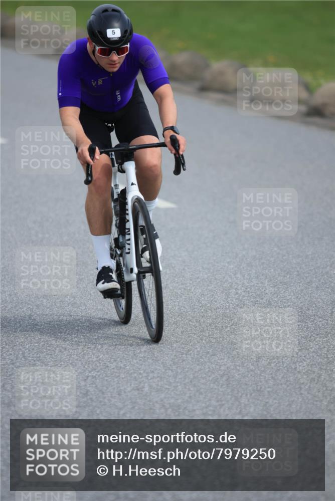 15.06.2025 - 27. Vierlanden-Triathlon H.Heesch http://msf.ph/oto/7979250 15.06.2025 10:30:36 Radfahren 5, 619 meine-sportfotos.de