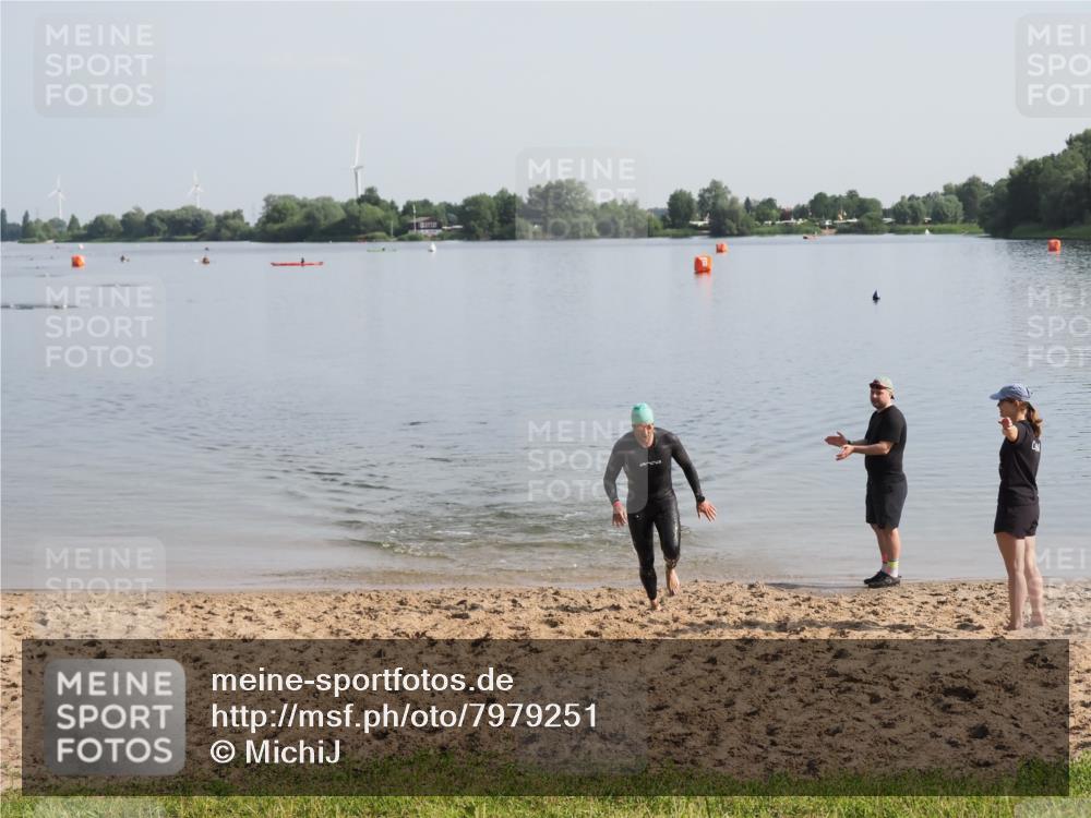21.06.2025 - 27. Vierlanden-Triathlon MichiJ http://msf.ph/oto/7979251 15.06.2026 08:56:15 Schwimmen 239 meine-sportfotos.de