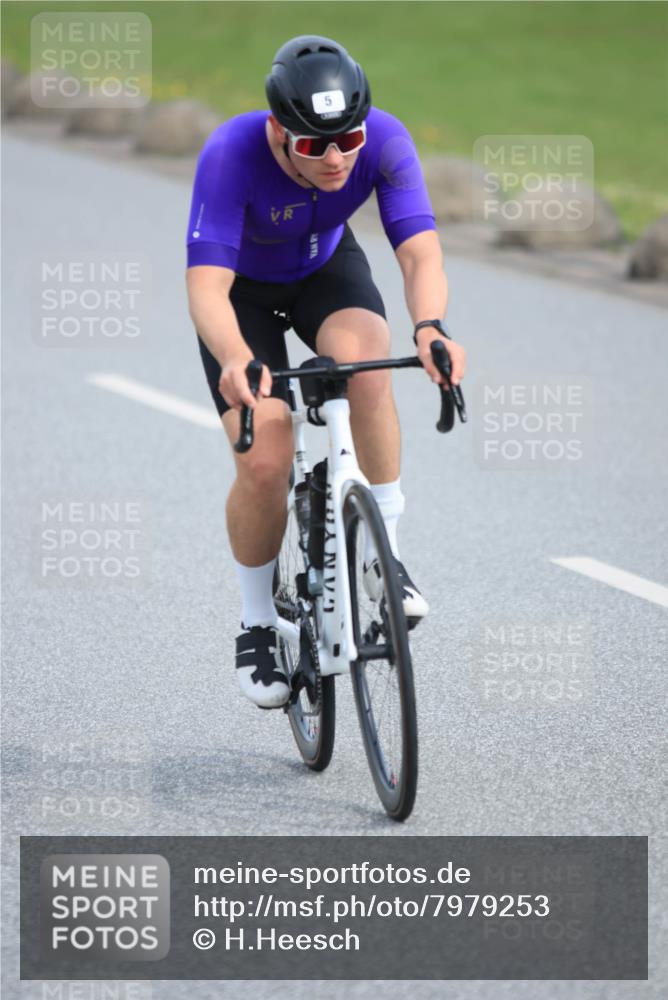 15.06.2025 - 27. Vierlanden-Triathlon H.Heesch http://msf.ph/oto/7979253 15.06.2025 10:30:36 Radfahren 5, 619 meine-sportfotos.de