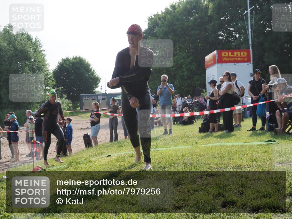 15.06.2025 - 27. Vierlanden-Triathlon KatJ http://msf.ph/oto/7979256 15.06.2025 08:43:10 Schwimmen 18, 72, 100, 139 meine-sportfotos.de
