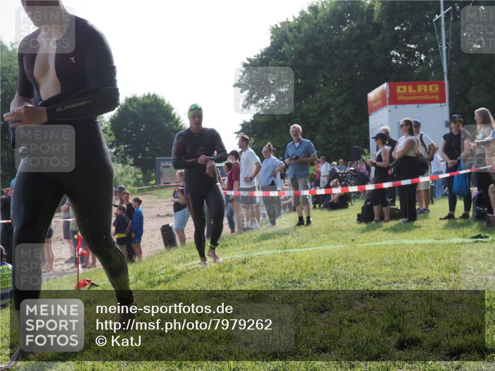 15.06.2025 - 27. Vierlanden-Triathlon KatJ http://msf.ph/oto/7979262 15.06.2025 08:43:12 Schwimmen 72, 100, 139 meine-sportfotos.de