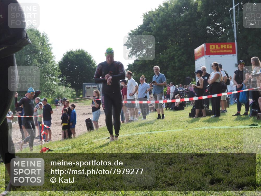 15.06.2025 - 27. Vierlanden-Triathlon KatJ http://msf.ph/oto/7979277 15.06.2025 08:43:12 Schwimmen 72, 100, 139 meine-sportfotos.de