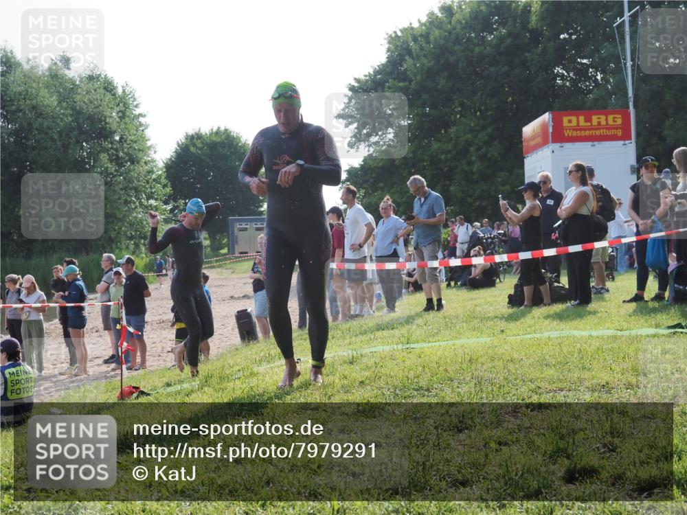 15.06.2025 - 27. Vierlanden-Triathlon KatJ http://msf.ph/oto/7979291 15.06.2025 08:43:13 Schwimmen 72, 100, 139 meine-sportfotos.de