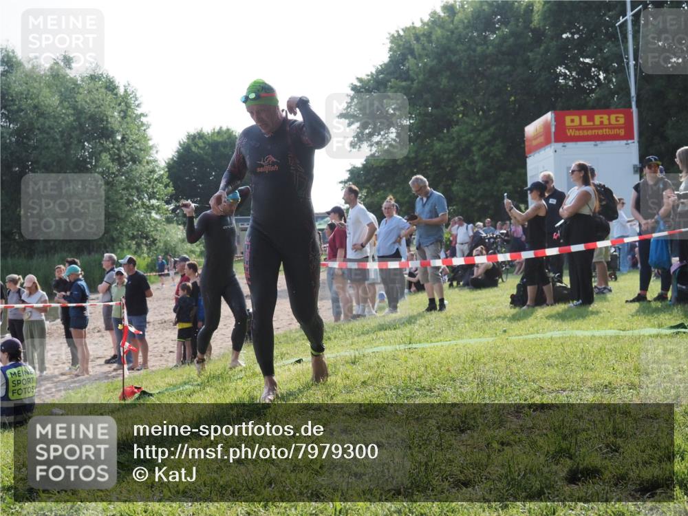 15.06.2025 - 27. Vierlanden-Triathlon KatJ http://msf.ph/oto/7979300 15.06.2025 08:43:13 Schwimmen 72, 100, 139 meine-sportfotos.de