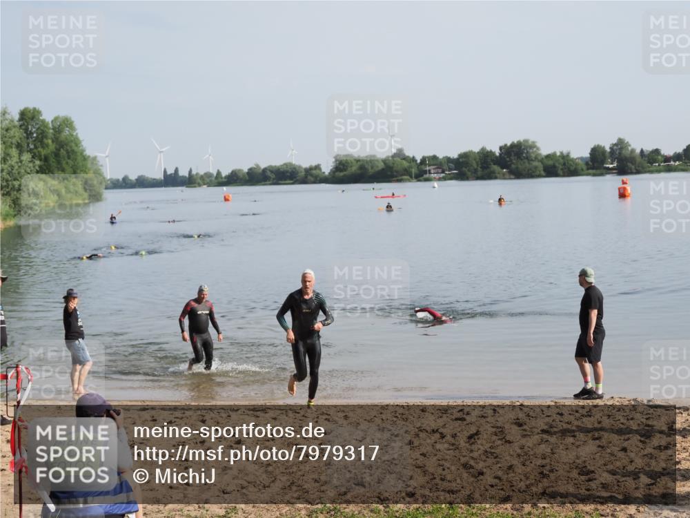 21.06.2025 - 27. Vierlanden-Triathlon MichiJ http://msf.ph/oto/7979317 15.06.2026 08:58:03 Schwimmen 157 meine-sportfotos.de