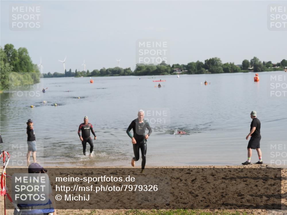 21.06.2025 - 27. Vierlanden-Triathlon MichiJ http://msf.ph/oto/7979326 15.06.2026 08:58:04 Schwimmen 151, 157 meine-sportfotos.de