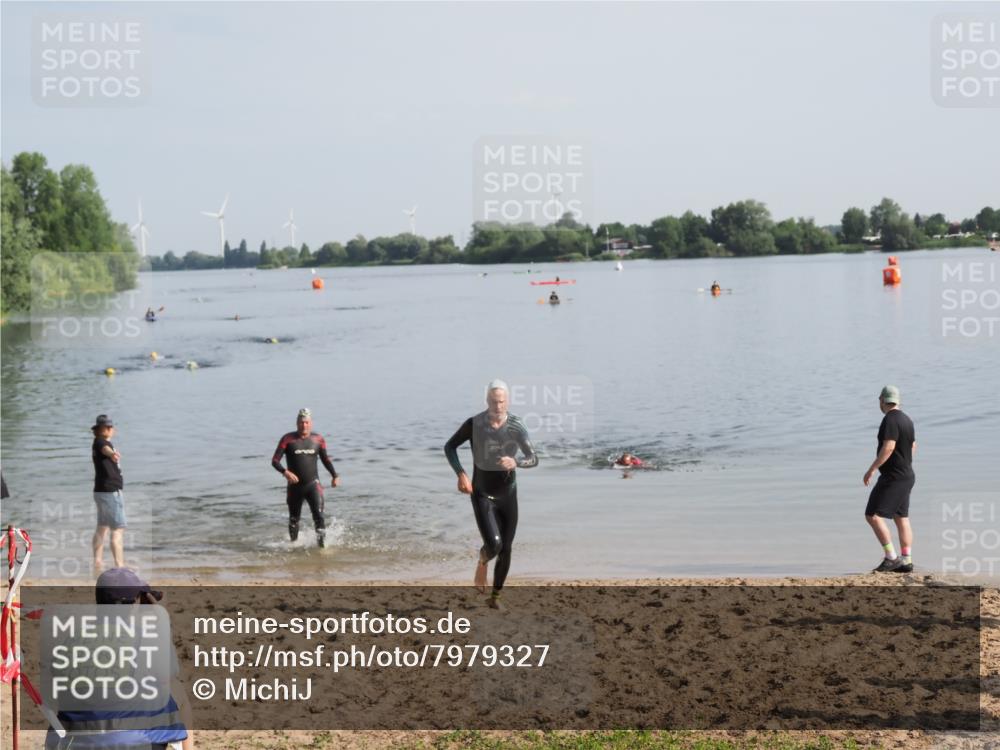 21.06.2025 - 27. Vierlanden-Triathlon MichiJ http://msf.ph/oto/7979327 15.06.2026 08:58:04 Schwimmen 151, 157 meine-sportfotos.de