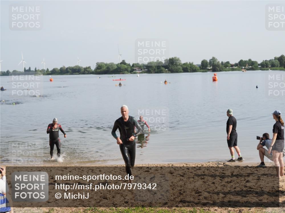 21.06.2025 - 27. Vierlanden-Triathlon MichiJ http://msf.ph/oto/7979342 15.06.2026 08:58:05 Schwimmen 151, 157 meine-sportfotos.de