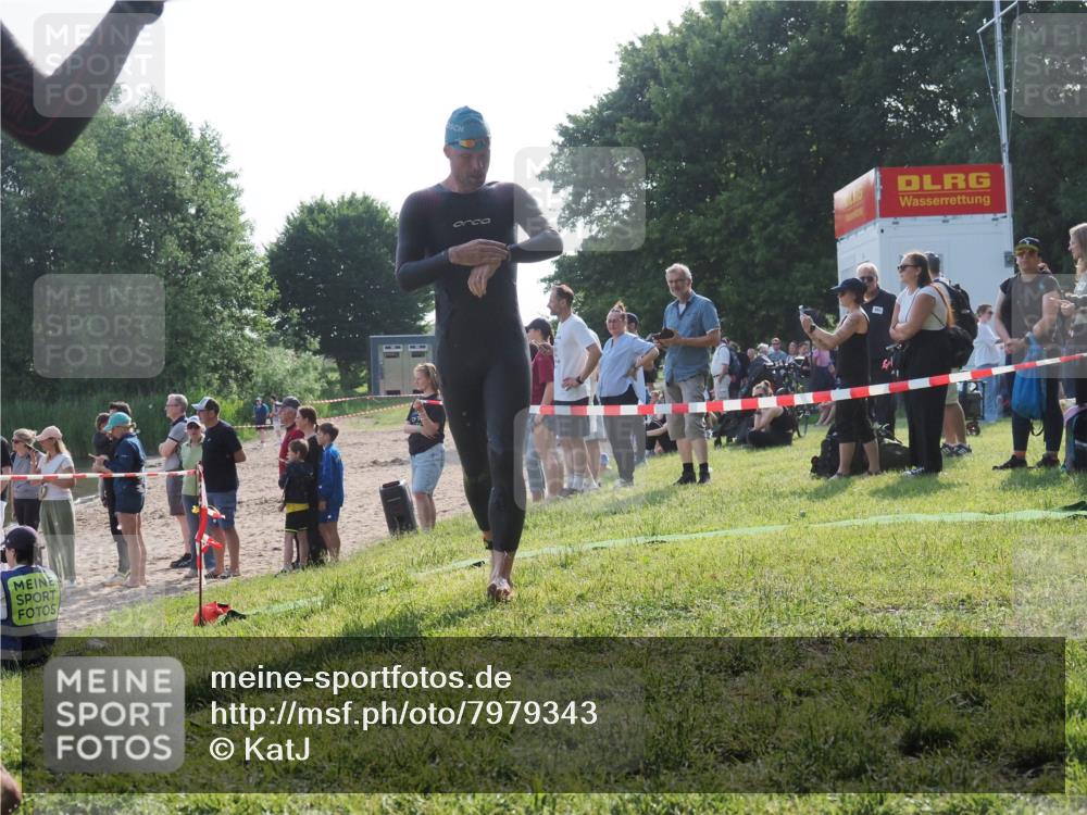 15.06.2025 - 27. Vierlanden-Triathlon KatJ http://msf.ph/oto/7979343 15.06.2025 08:43:15 Schwimmen 11, 72, 100, 139 meine-sportfotos.de
