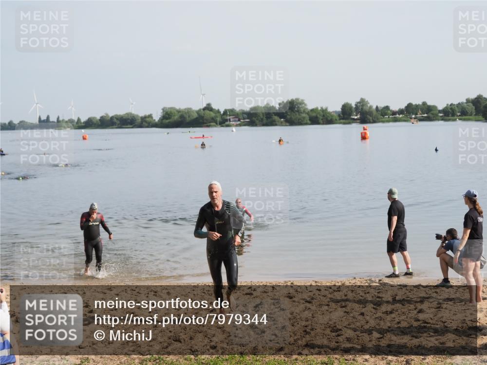 21.06.2025 - 27. Vierlanden-Triathlon MichiJ http://msf.ph/oto/7979344 15.06.2026 08:58:05 Schwimmen 151, 157 meine-sportfotos.de