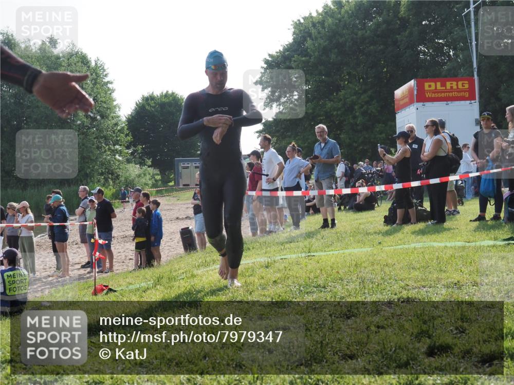 15.06.2025 - 27. Vierlanden-Triathlon KatJ http://msf.ph/oto/7979347 15.06.2025 08:43:15 Schwimmen 11, 72, 100, 139 meine-sportfotos.de