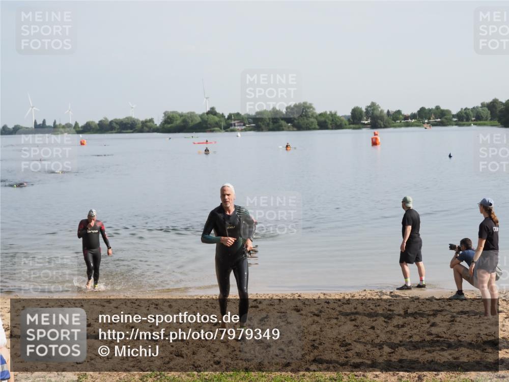 21.06.2025 - 27. Vierlanden-Triathlon MichiJ http://msf.ph/oto/7979349 15.06.2026 08:58:05 Schwimmen 151, 157 meine-sportfotos.de