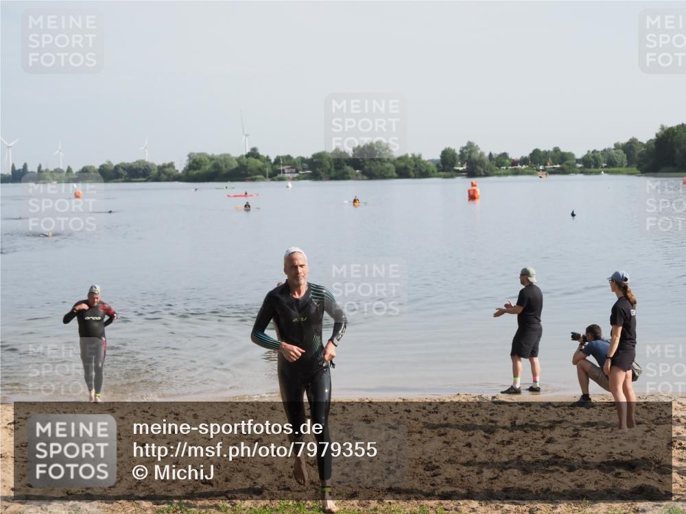 21.06.2025 - 27. Vierlanden-Triathlon MichiJ http://msf.ph/oto/7979355 15.06.2026 08:58:06 Schwimmen 151, 157 meine-sportfotos.de