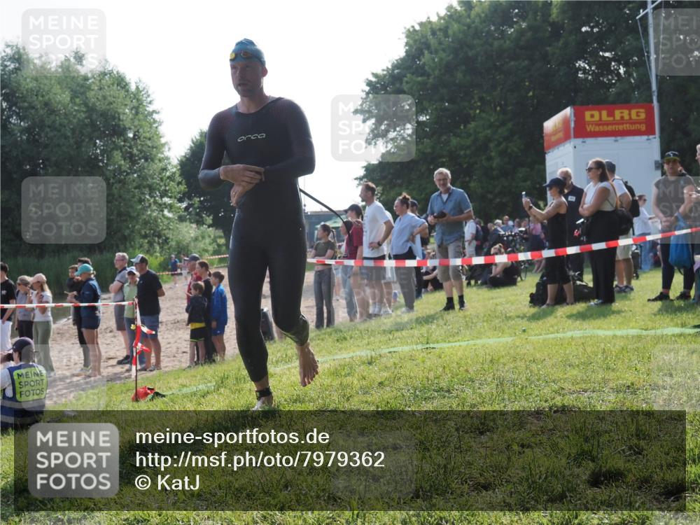 15.06.2025 - 27. Vierlanden-Triathlon KatJ http://msf.ph/oto/7979362 15.06.2025 08:43:16 Schwimmen 11, 72, 100, 102, 139 meine-sportfotos.de