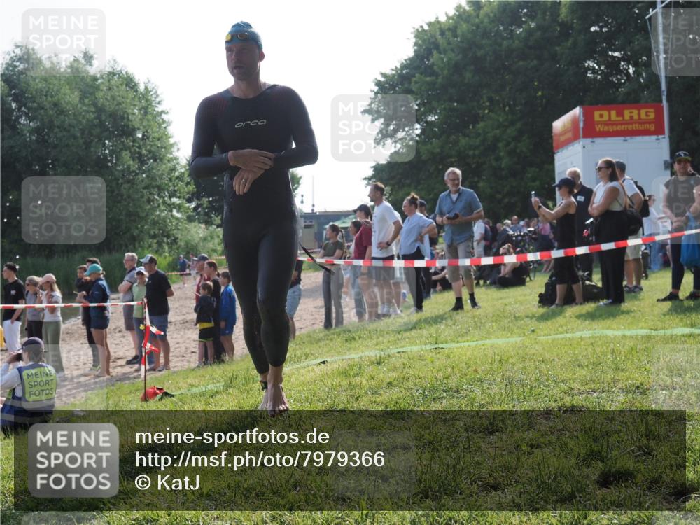 15.06.2025 - 27. Vierlanden-Triathlon KatJ http://msf.ph/oto/7979366 15.06.2025 08:43:16 Schwimmen 11, 72, 100, 102, 139 meine-sportfotos.de