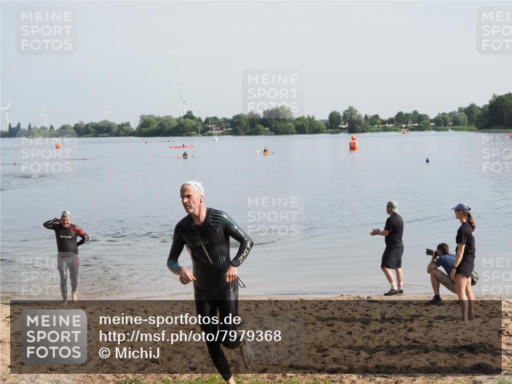 21.06.2025 - 27. Vierlanden-Triathlon MichiJ http://msf.ph/oto/7979368 15.06.2026 08:58:06 Schwimmen 151, 157 meine-sportfotos.de