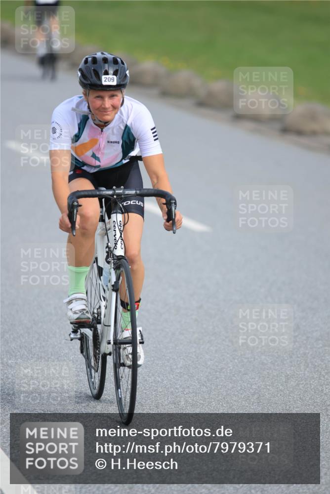 15.06.2025 - 27. Vierlanden-Triathlon H.Heesch http://msf.ph/oto/7979371 15.06.2025 10:32:38 Radfahren 12, 204, 209, 219, 261, 318, 327, 498 meine-sportfotos.de