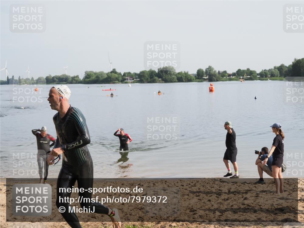 21.06.2025 - 27. Vierlanden-Triathlon MichiJ http://msf.ph/oto/7979372 15.06.2026 08:58:07 Schwimmen 151, 157 meine-sportfotos.de